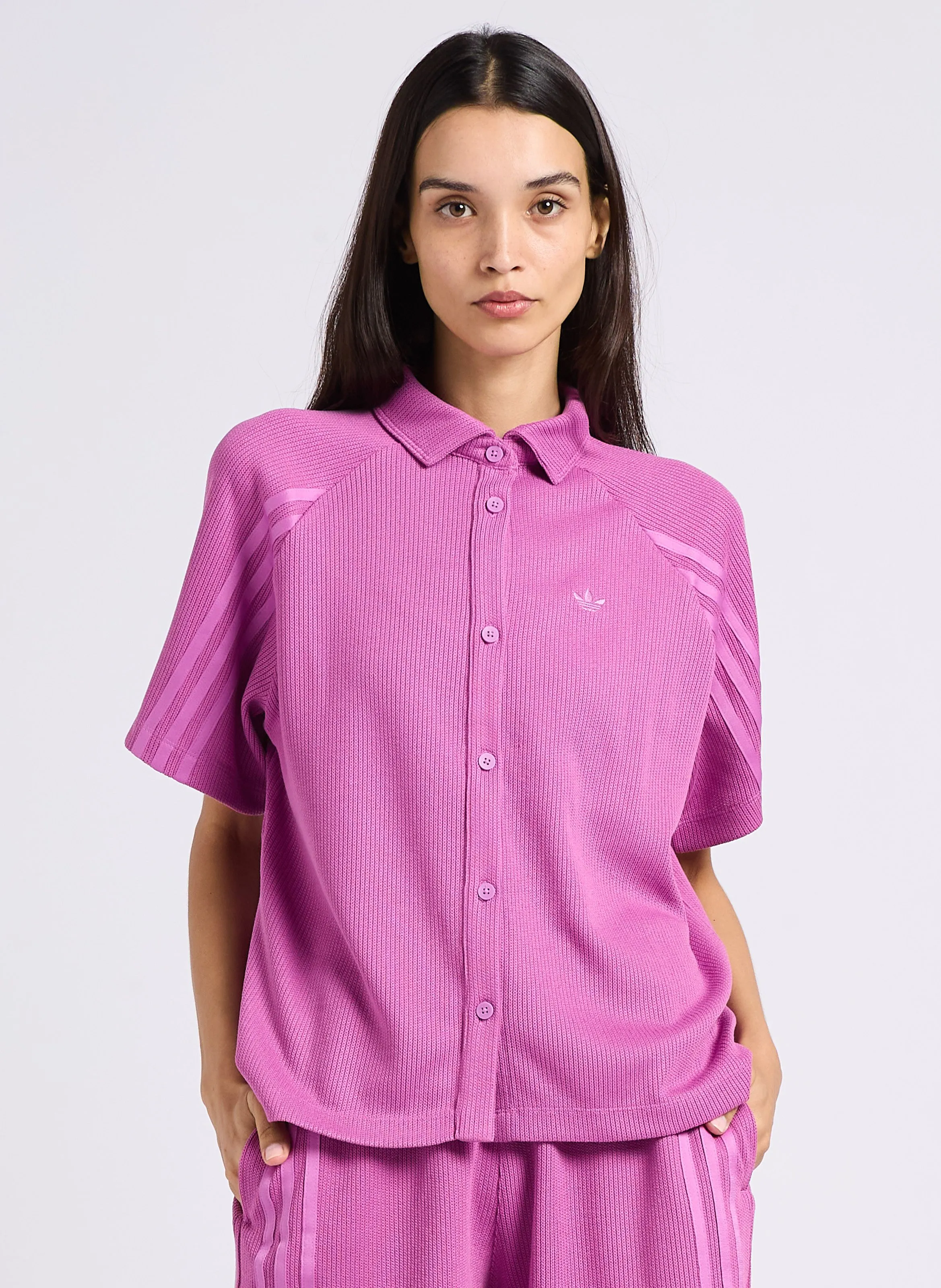 ADIDAS Camisa holgada con cuello clásico en violeta