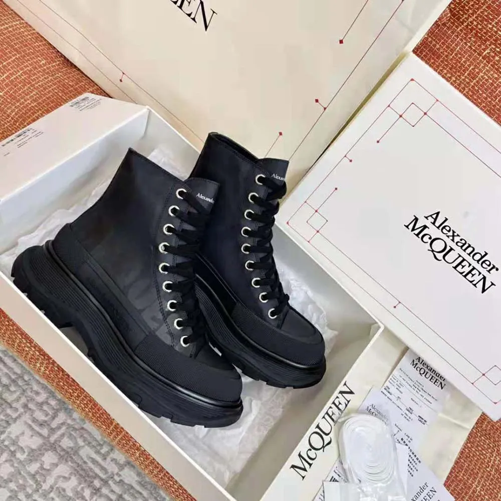 Alexander Mcqueen Bota Tread Slick para mujer Bota con cordones de polifaille negra