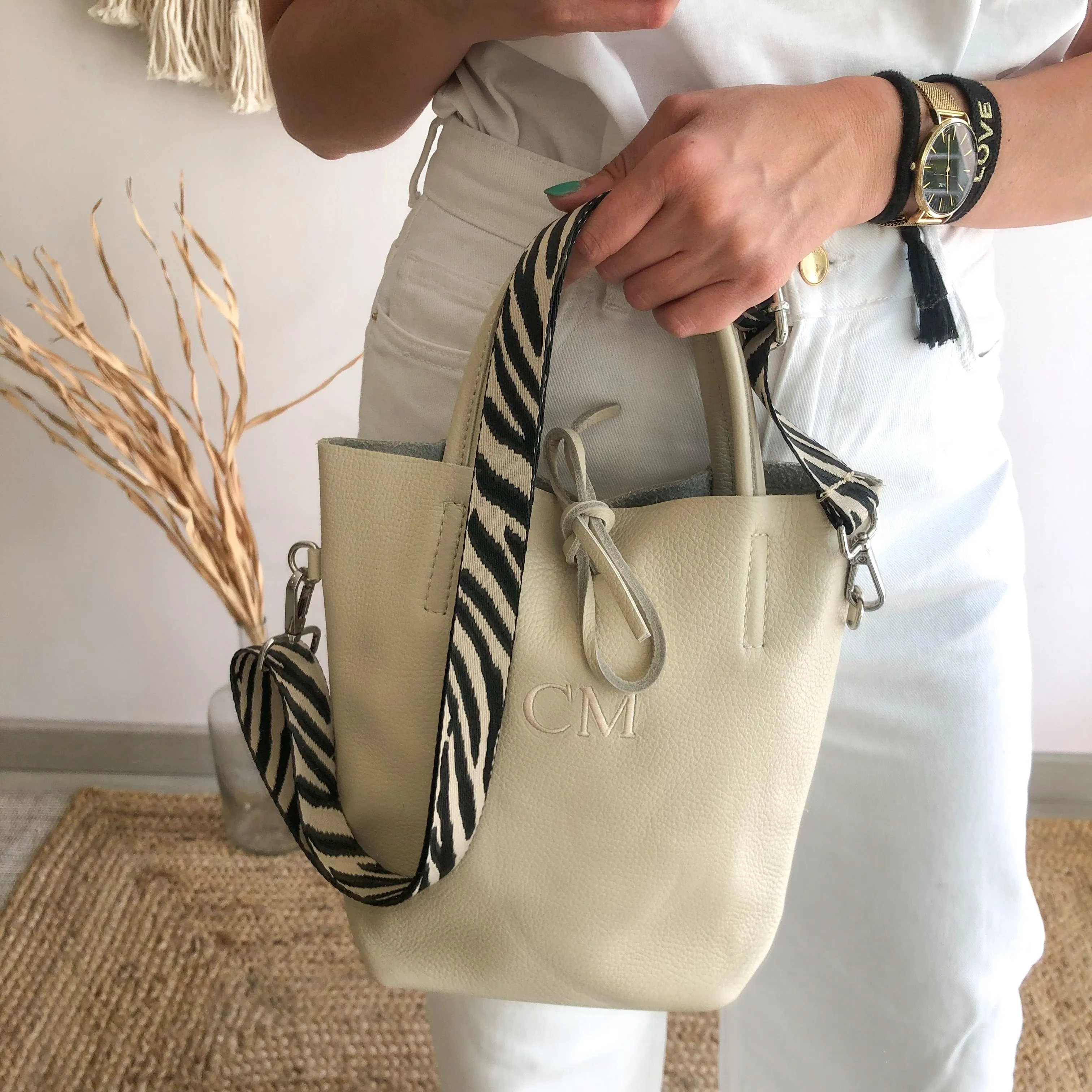 Bolso pequeo piel beige personalizado iniciales bordadas