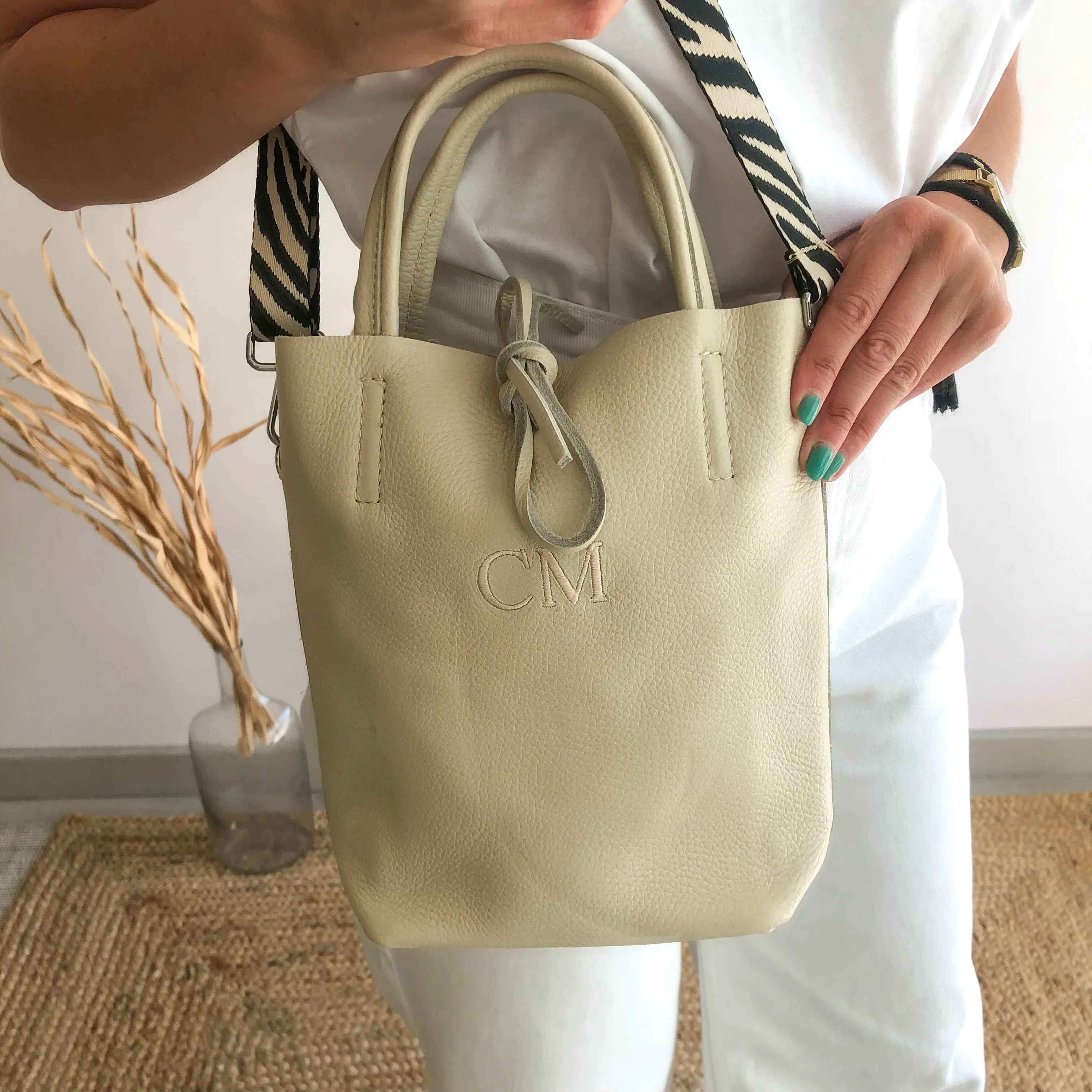 Bolso pequeo piel beige personalizado iniciales bordadas