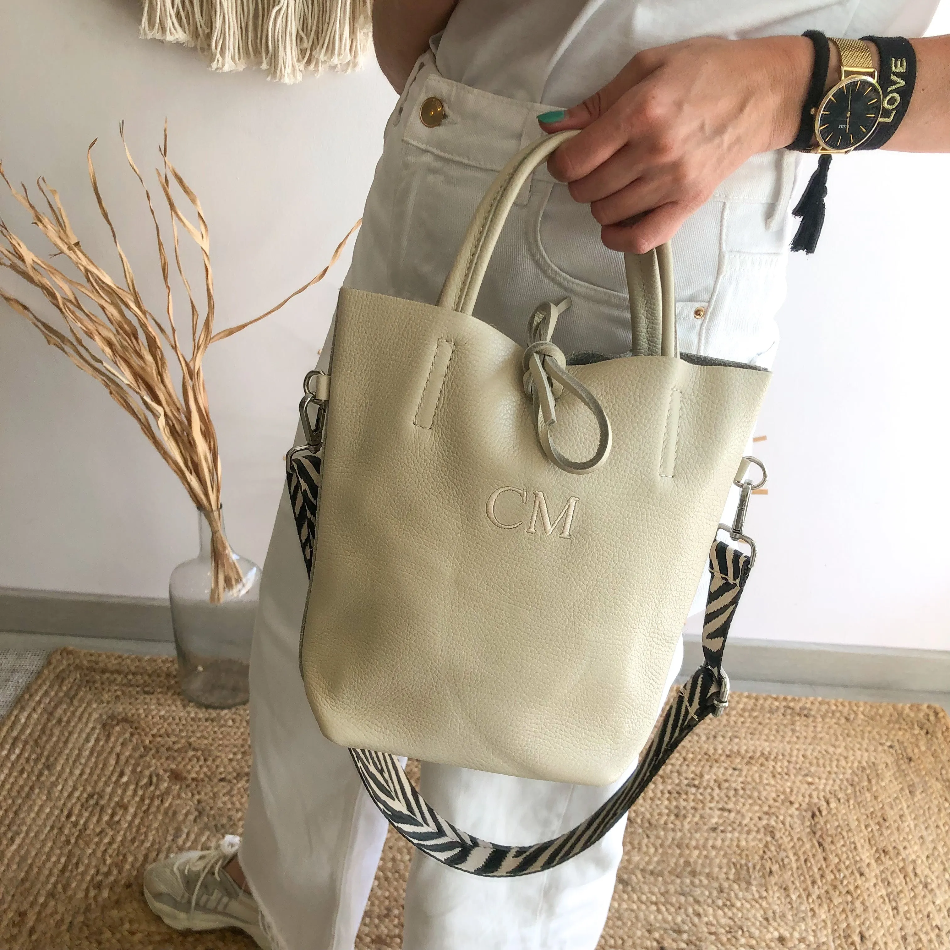 Bolso pequeo piel beige personalizado iniciales bordadas