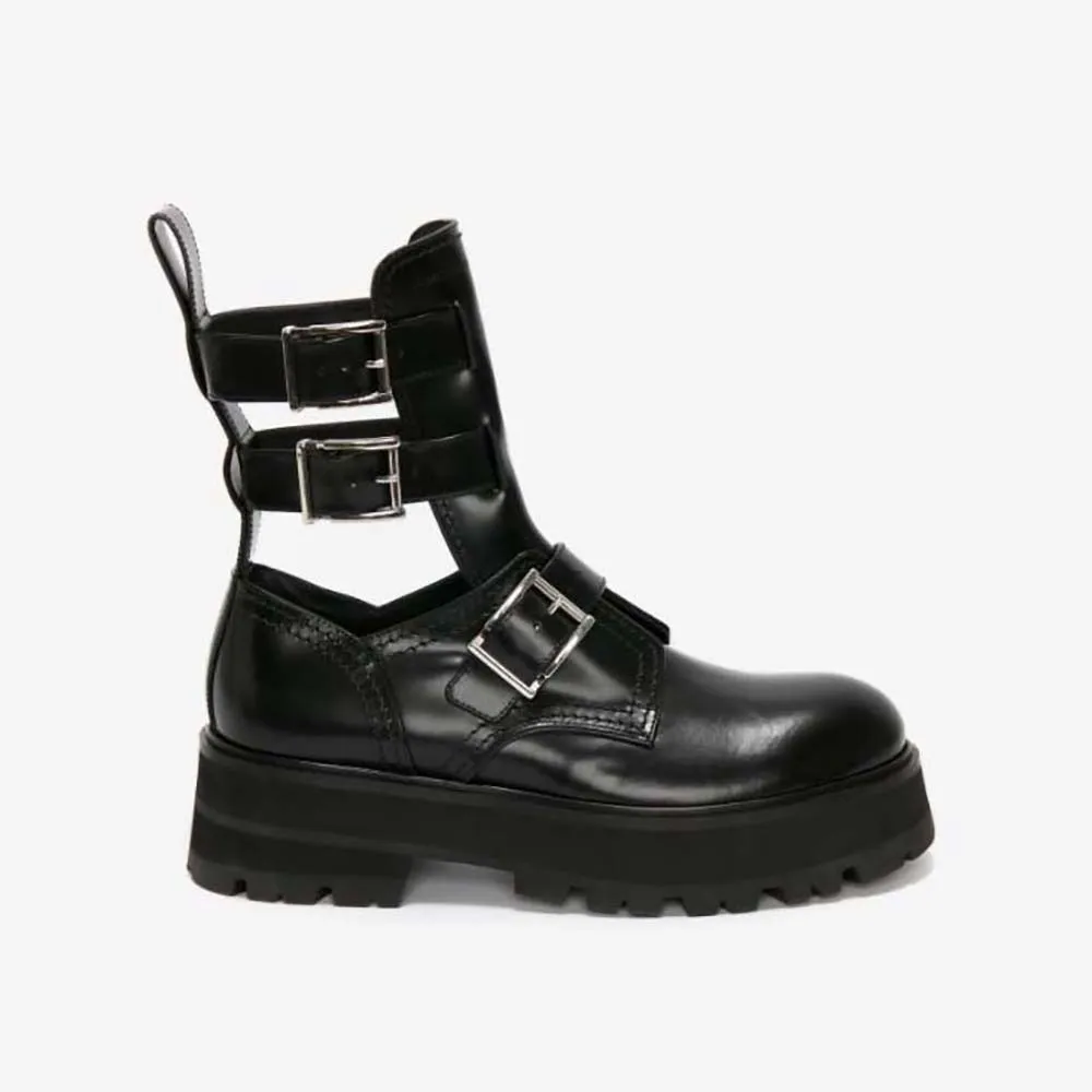 Bota con hebilla Rave para mujer de Alexander Mcqueen en negro/plateado