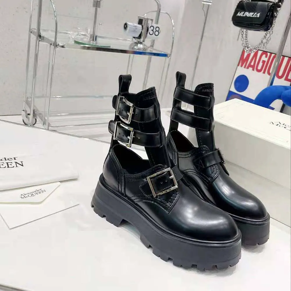 Bota con hebilla Rave para mujer de Alexander Mcqueen en negro/plateado