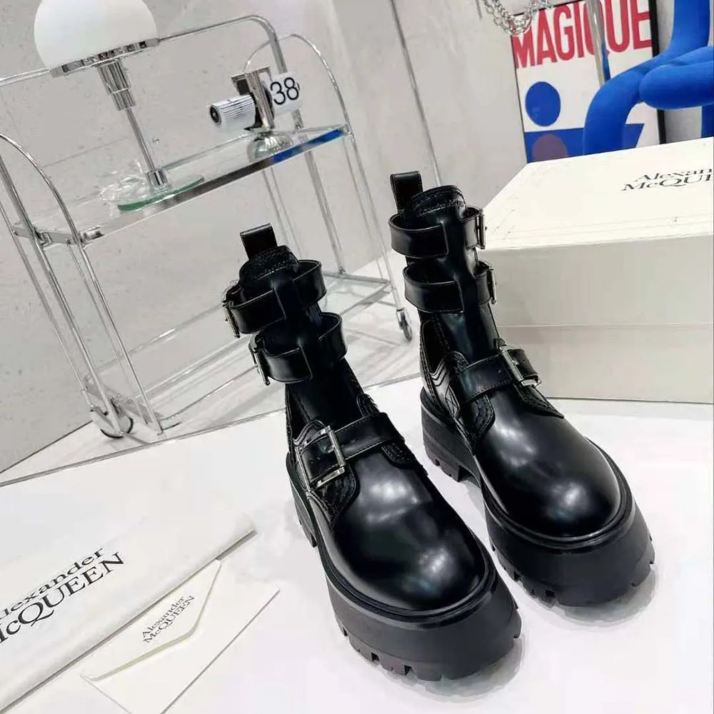 Bota con hebilla Rave para mujer de Alexander Mcqueen en negro/plateado