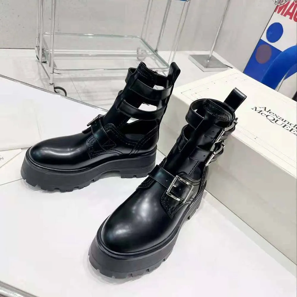 Bota con hebilla Rave para mujer de Alexander Mcqueen en negro/plateado