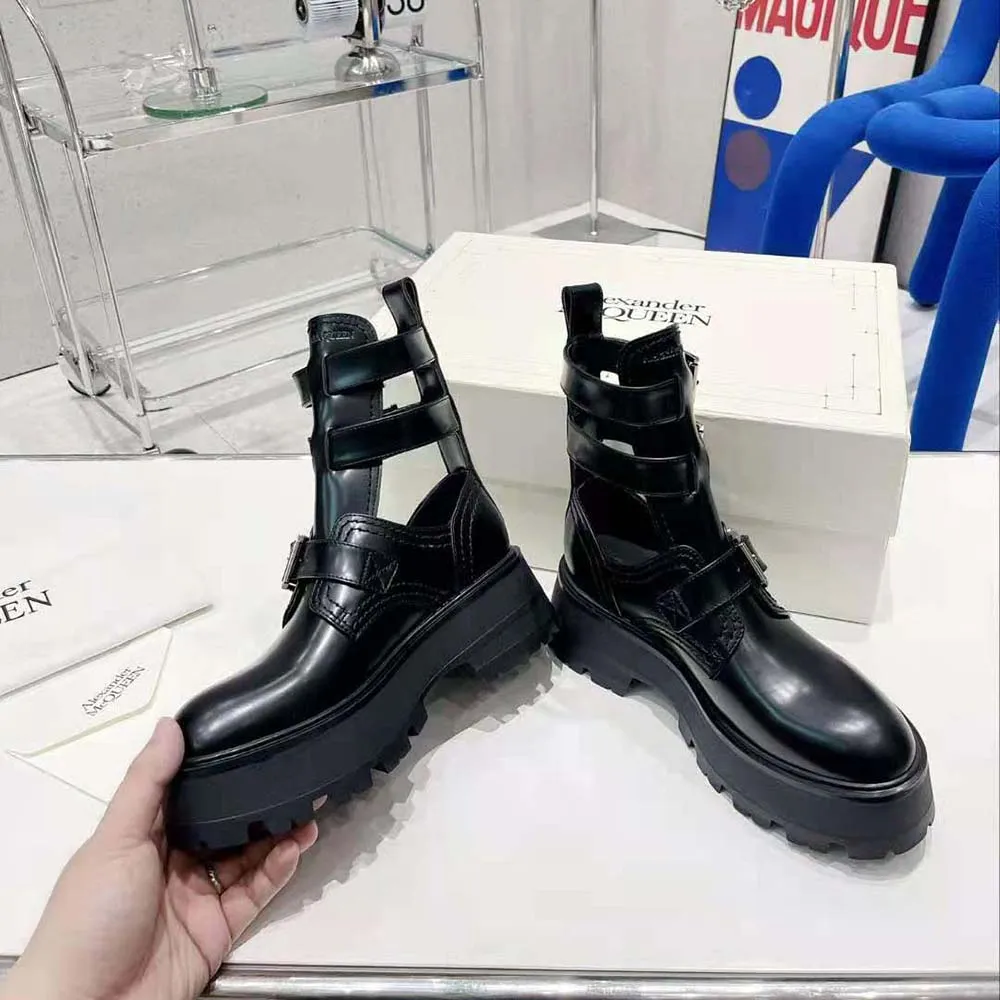 Bota con hebilla Rave para mujer de Alexander Mcqueen en negro/plateado