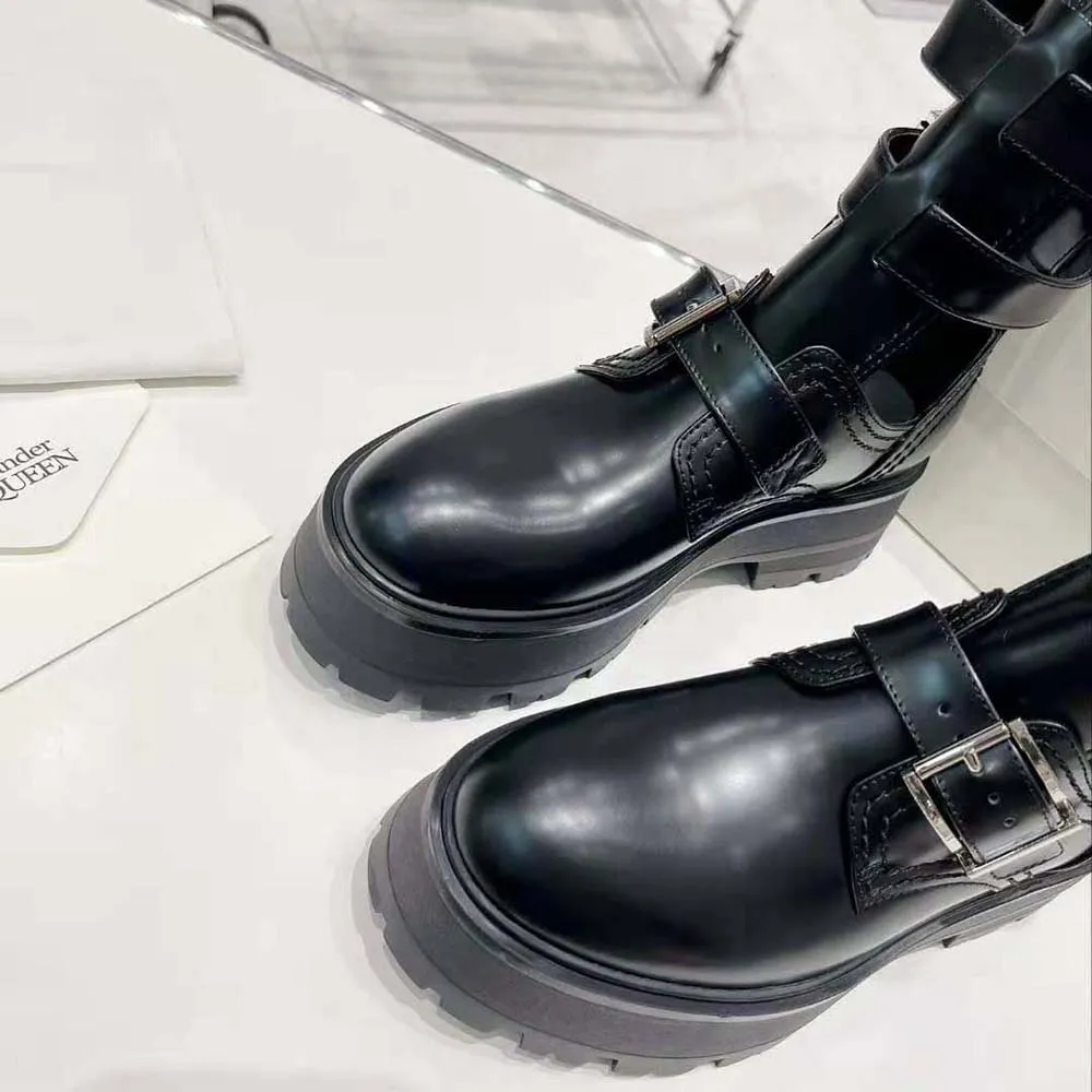 Bota con hebilla Rave para mujer de Alexander Mcqueen en negro/plateado