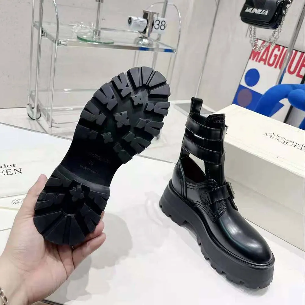 Bota con hebilla Rave para mujer de Alexander Mcqueen en negro/plateado