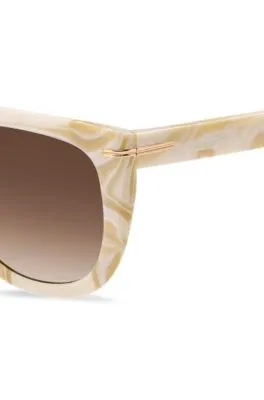 Gafas de sol de acetato estampado con detalles metálicos en tono dorado