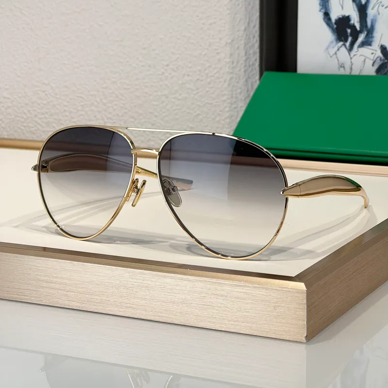 Gafas de sol de moda para hombres Mujeres 1305 Diseñador de verano Estilo de ocio de ocio de metal de la calle elegante de la ca