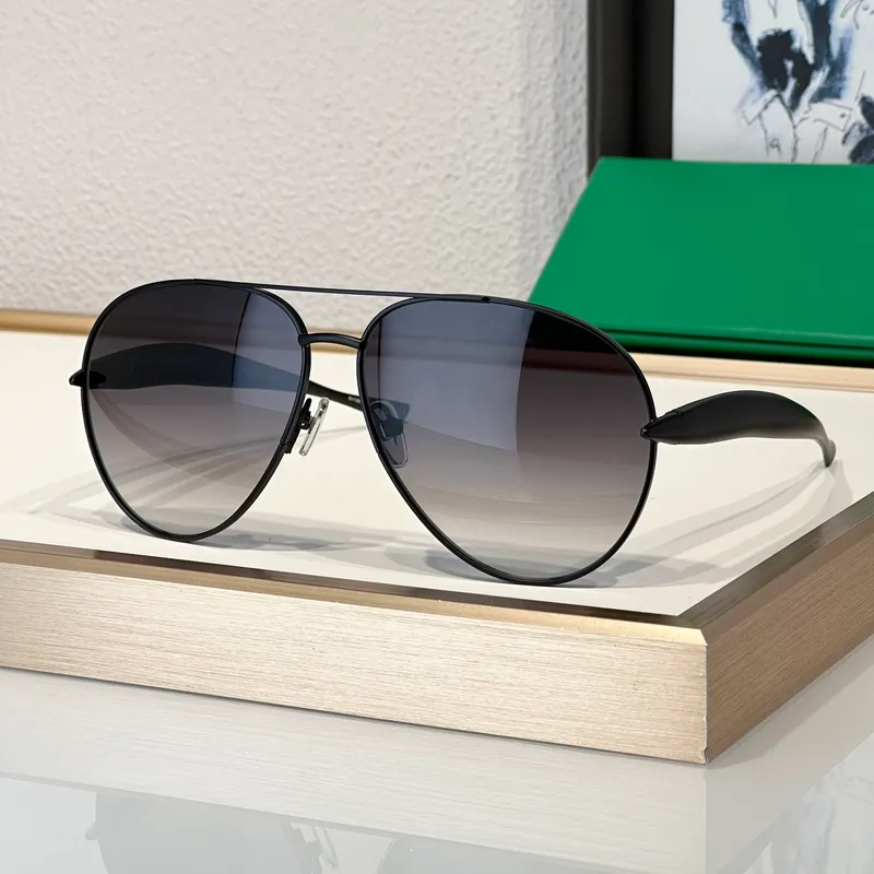 Gafas de sol de moda para hombres Mujeres 1305 Diseñador de verano Estilo de ocio de ocio de metal de la calle elegante de la ca