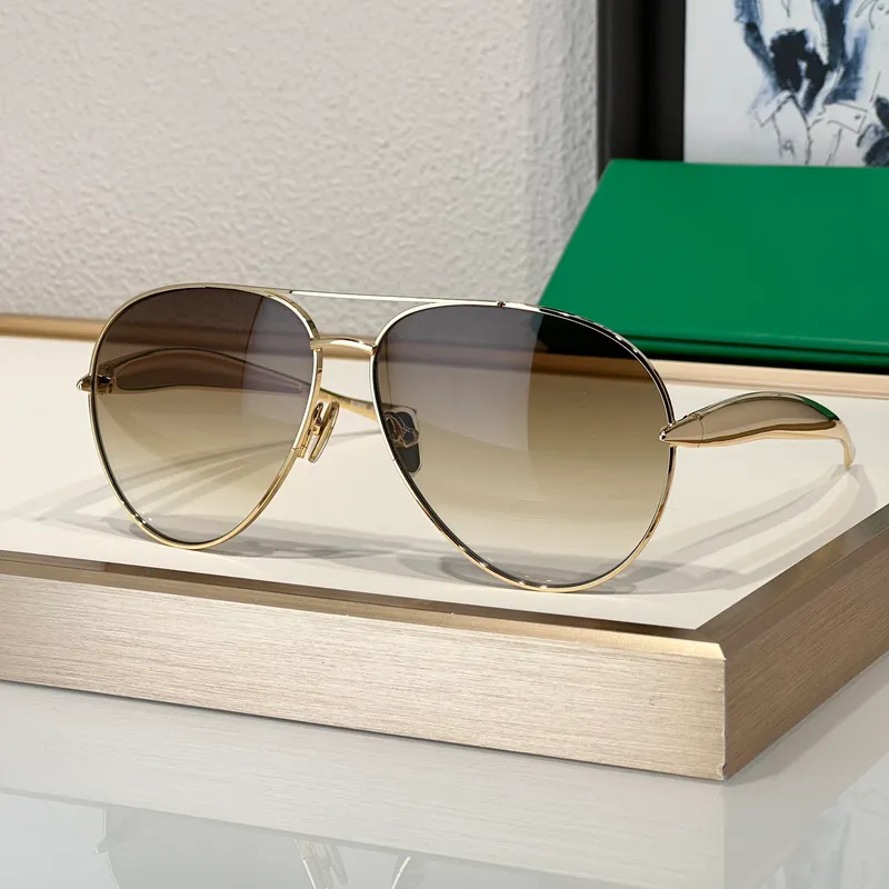 Gafas de sol de moda para hombres Mujeres 1305 Diseñador de verano Estilo de ocio de ocio de metal de la calle elegante de la ca