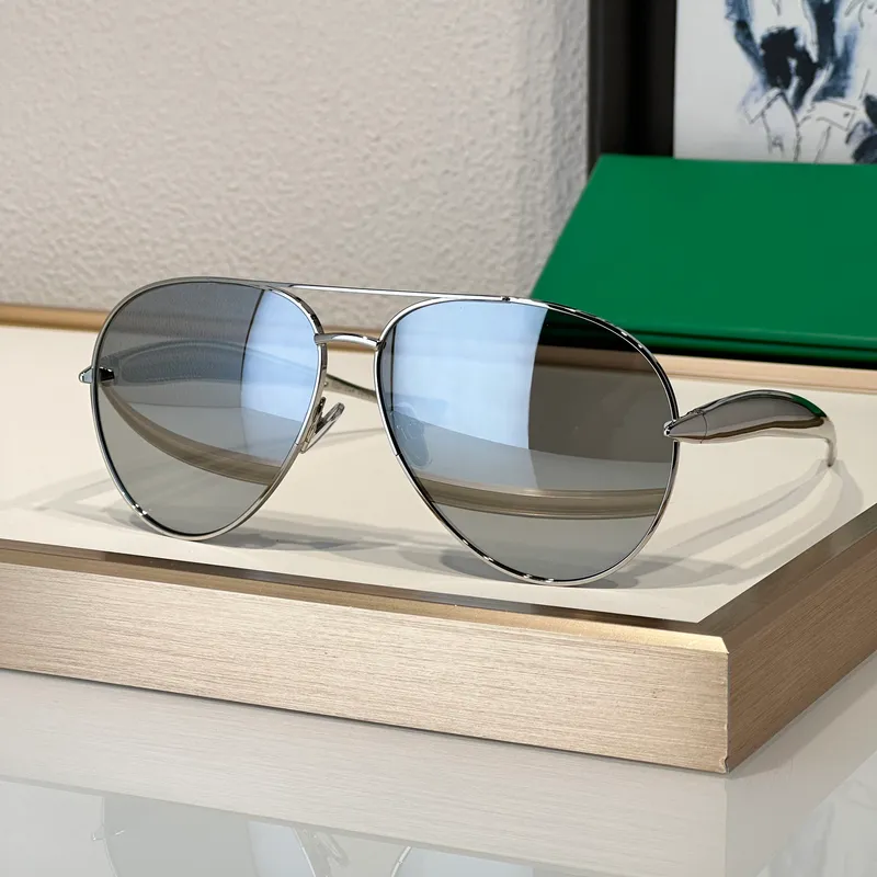 Gafas de sol de moda para hombres Mujeres 1305 Diseñador de verano Estilo de ocio de ocio de metal de la calle elegante de la ca