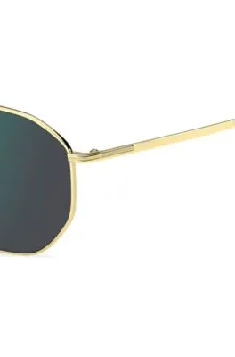 Gafas de sol en tono dorado con lentes verdes