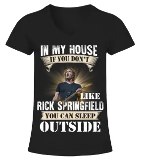 IN MY HOUSE IF YOU DON'T LIKE RICK SPRINGFIELD YOU CAN SLEEP OUTSIDE Camiseta cuello pico Mujer