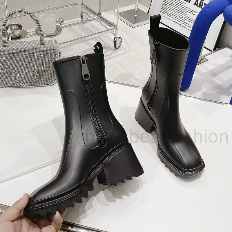 Luxurys Designers Mujeres Lluvia Plataforma Botas Moda PVC Antideslizante Gear Mujer Tobillo Botas Mujer Tacón grueso Goma Chels