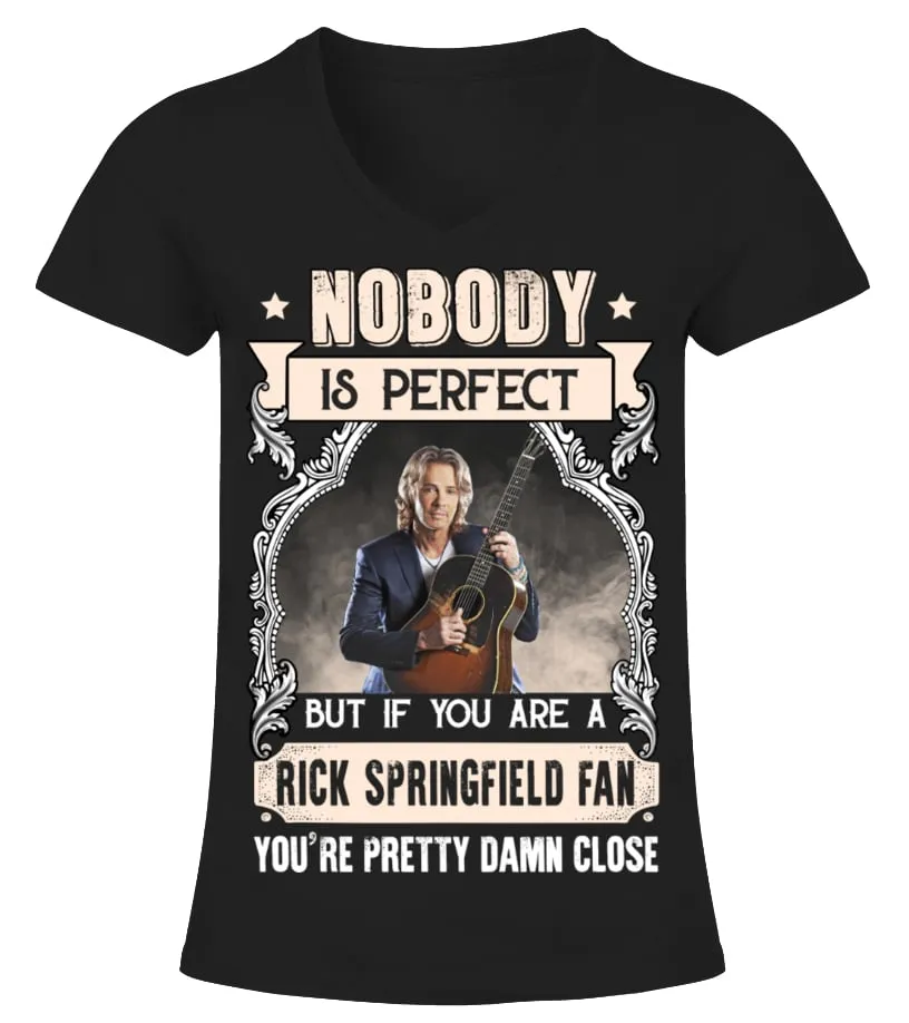 NOBODY IS PERFECT BUT IF YOU ARE A RICK SPRINGFIELD FAN YOU'RE PRETTY DAMN CLOSE Camiseta cuello pico Mujer