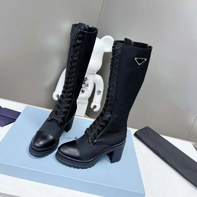 Nuevas marcas de otoño e invierno Diseñador de mujer Cuero brillante y nailon con cordones Botas de tacón alto Botines Botines B