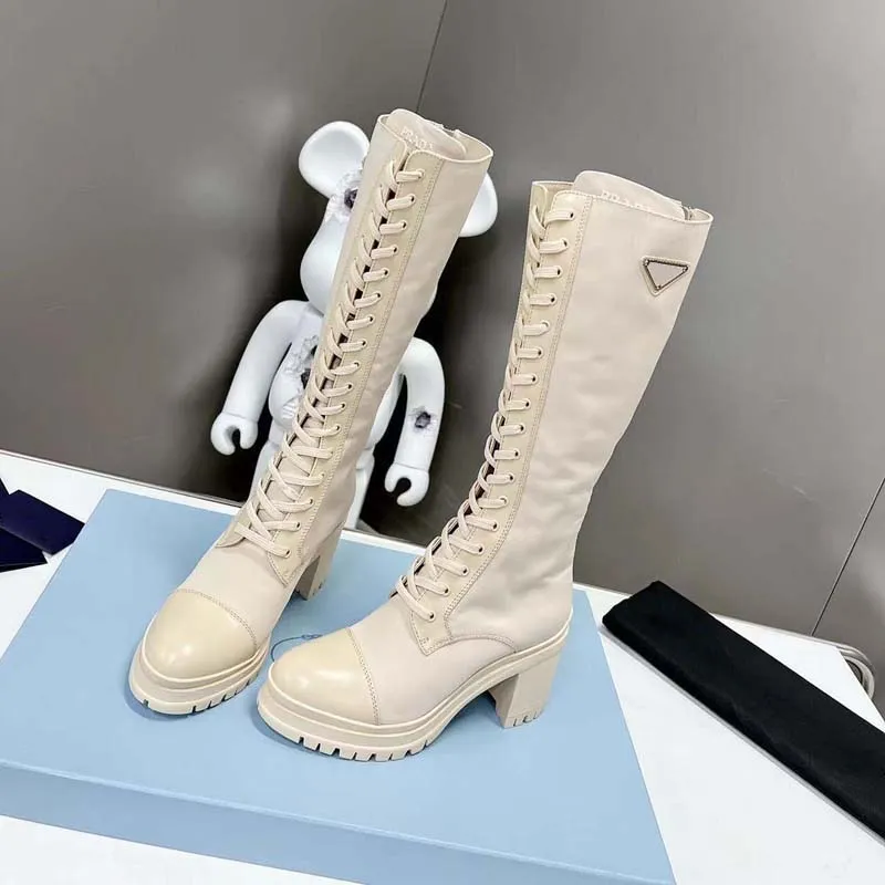 Nuevas marcas de otoño e invierno Diseñador de mujer Cuero brillante y nailon con cordones Botas de tacón alto Botines Botines B